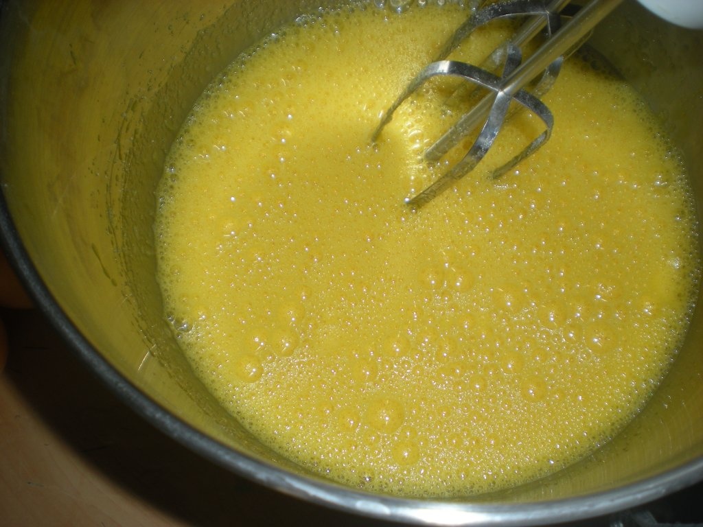 Tarta de caise cu caramel