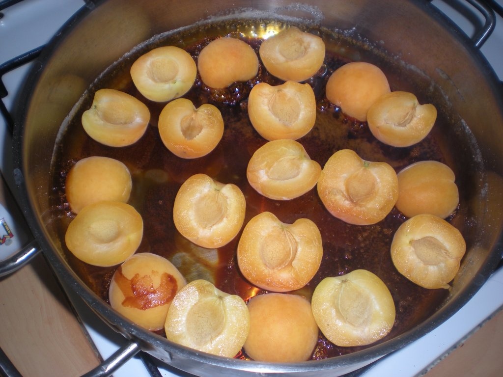 Tarta de caise cu caramel