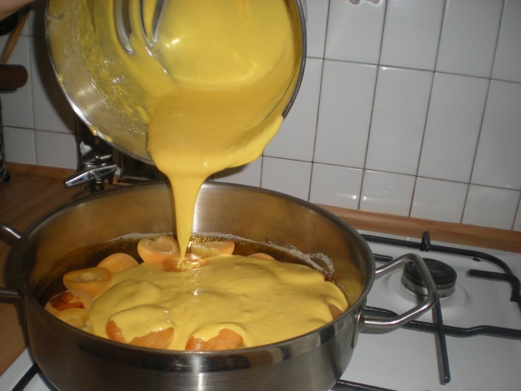 Tarta de caise cu caramel