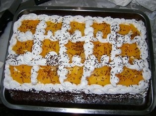 Prajitura cu frisca si piersici din compot