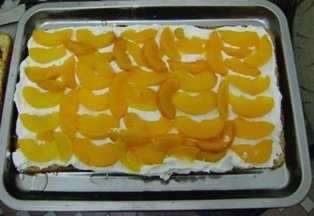 Prajitura cu frisca si piersici din compot