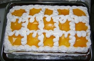 Prajitura cu frisca si piersici din compot