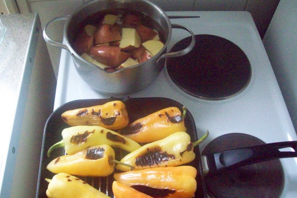 Pulpe de pui cu cartofi la gratar