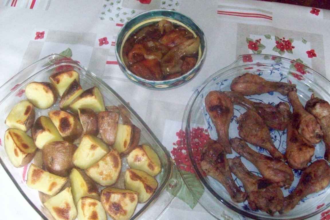 Pulpe de pui cu cartofi la gratar