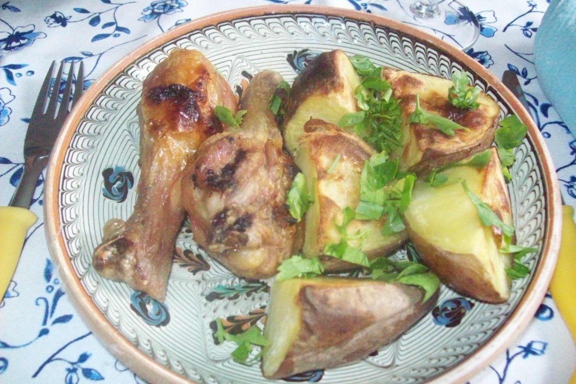 Pulpe de pui cu cartofi la gratar