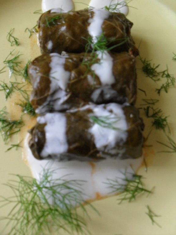 Sarmalute invelite in frunze de loboda rosie