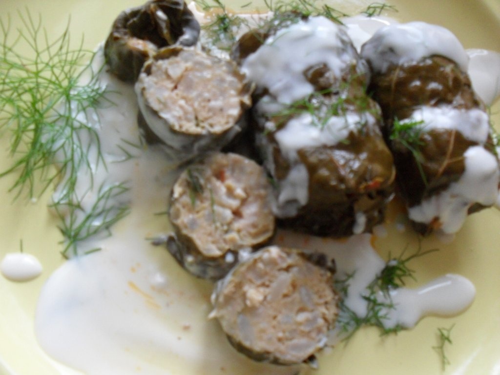 Sarmalute invelite in frunze de loboda rosie