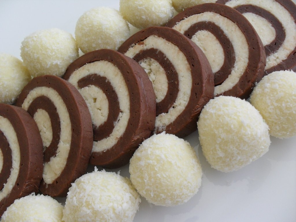 Rulada de biscuiti cu cocos. Cel mai simplu si gustos desert, fara coacere