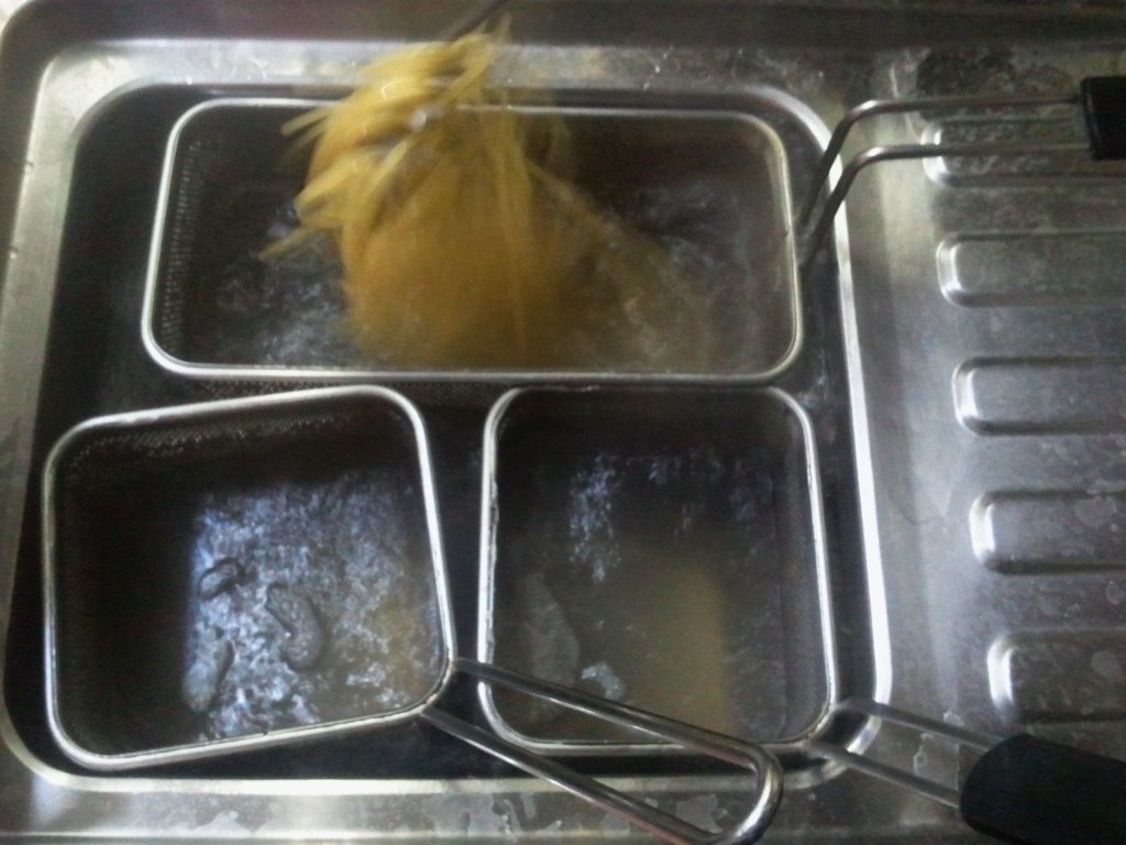 Linguini cu pesto de dovlecel si fructe de mare