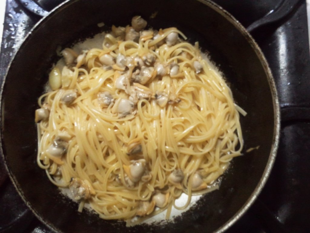 Linguini cu pesto de dovlecel si fructe de mare