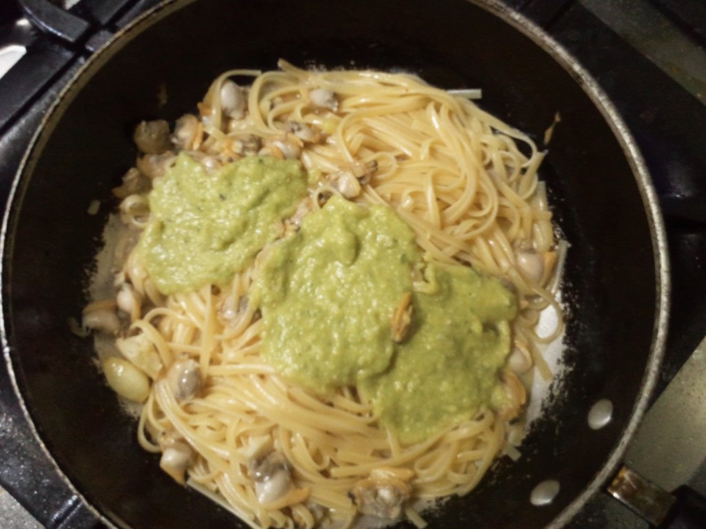 Linguini cu pesto de dovlecel si fructe de mare