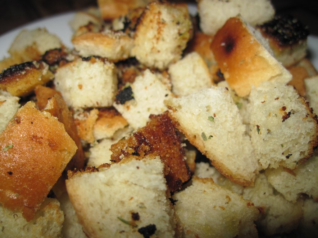 Supa crema de smantana cu crutoane si porumb prajit