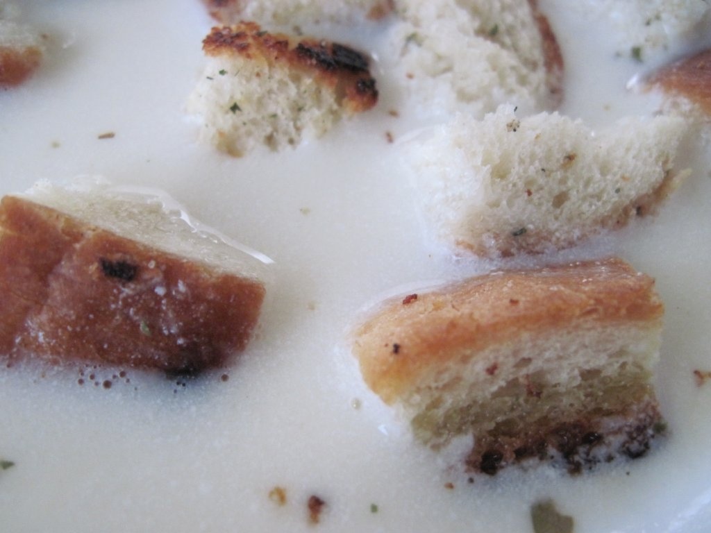 Supa crema de smantana cu crutoane si porumb prajit