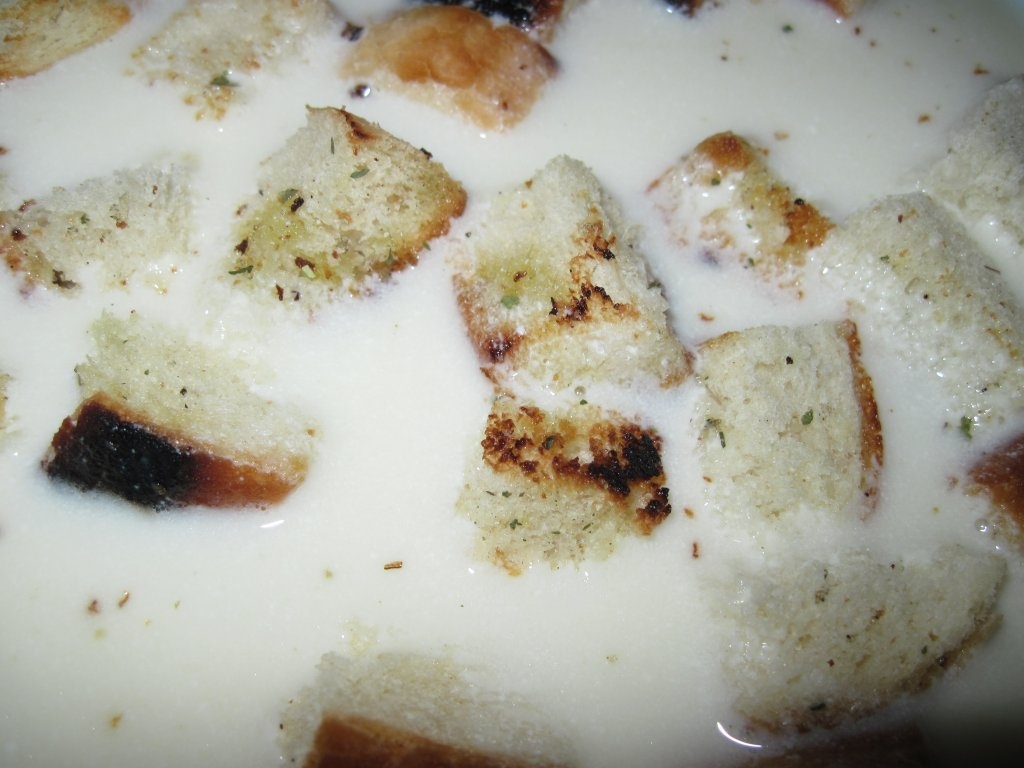 Supa crema de smantana cu crutoane si porumb prajit