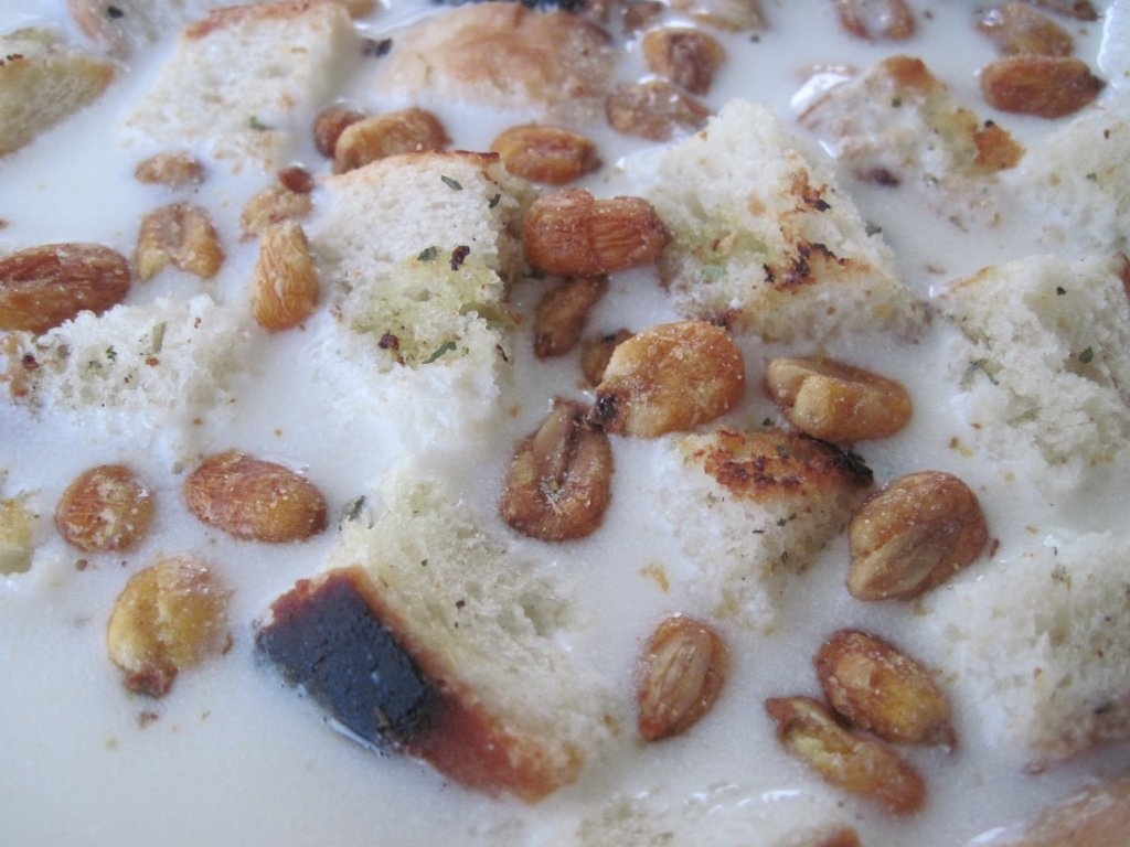 Supa crema de smantana cu crutoane si porumb prajit