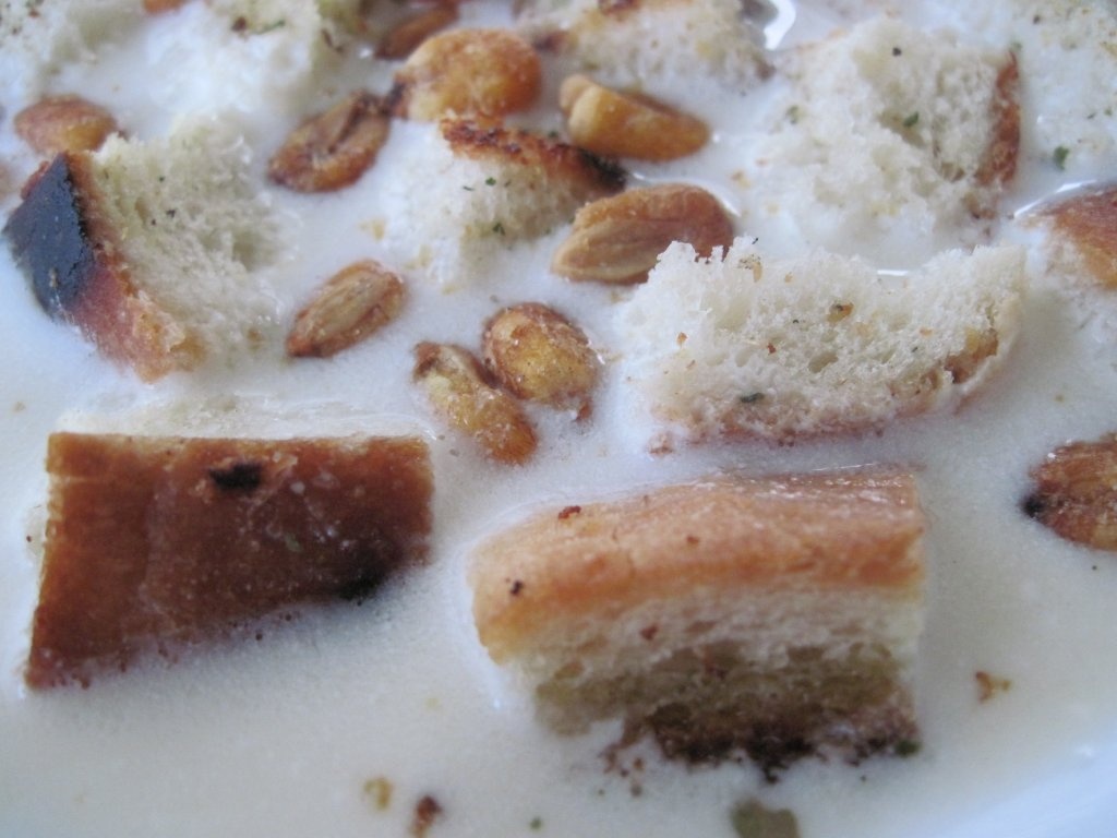 Supa crema de smantana cu crutoane si porumb prajit