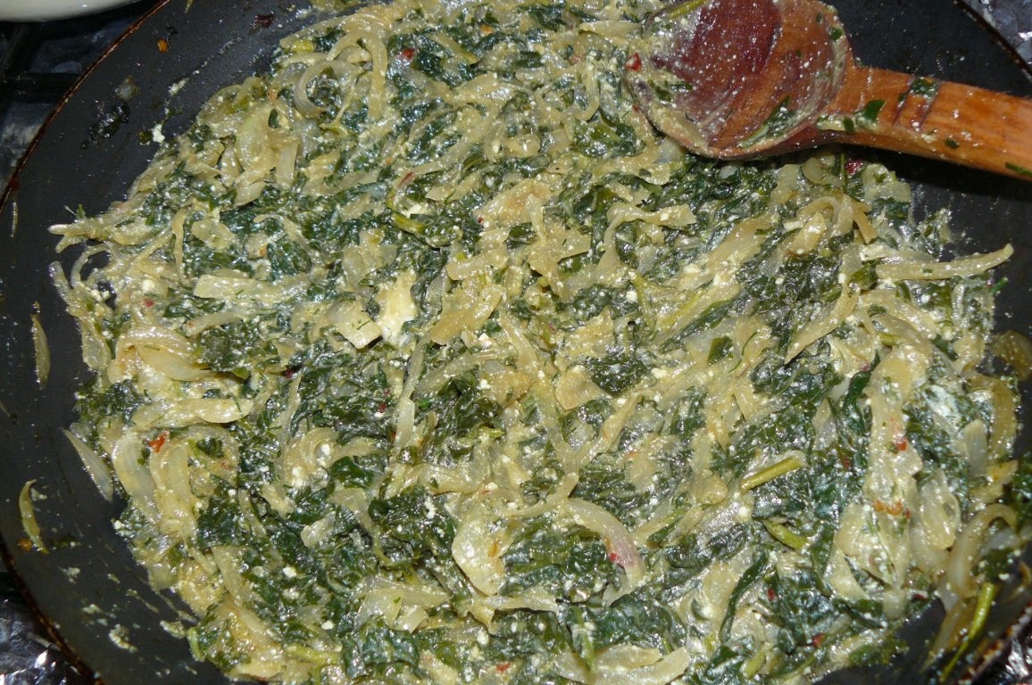 Plăcintă cu ceapă, spanac şi brânză