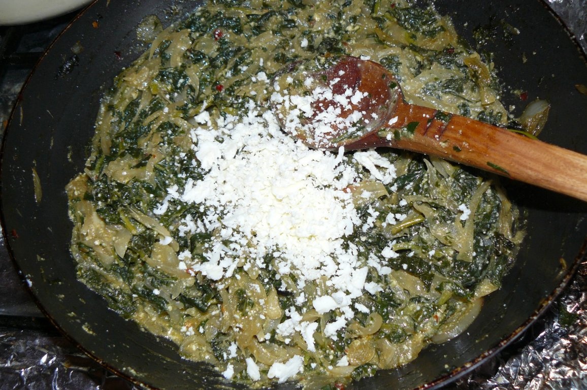 Plăcintă cu ceapă, spanac şi brânză