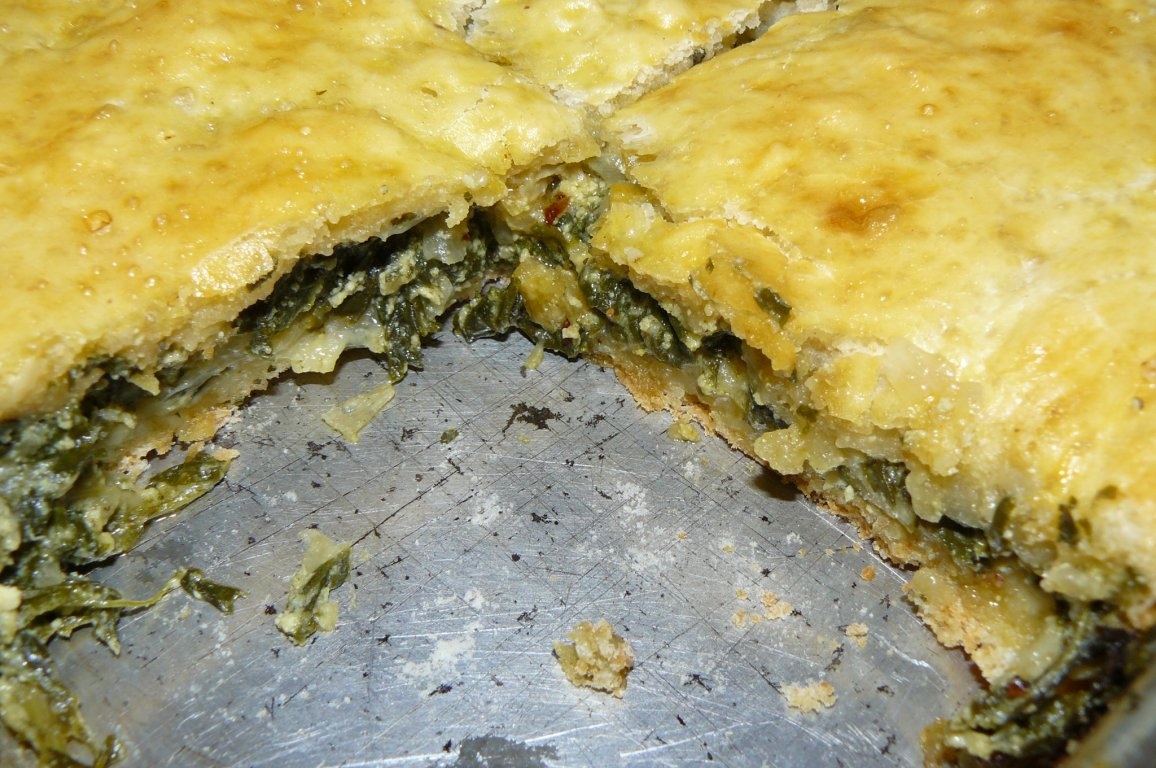 Plăcintă cu ceapă, spanac şi brânză