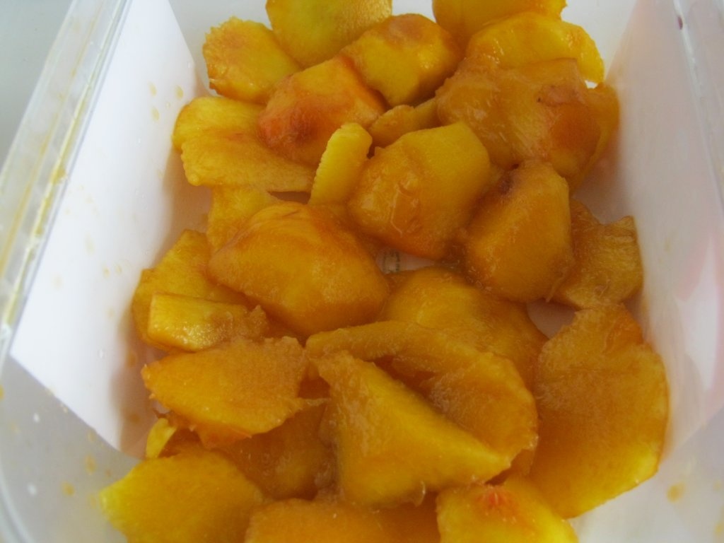 Desert cu iaurt , piersici şi ananas