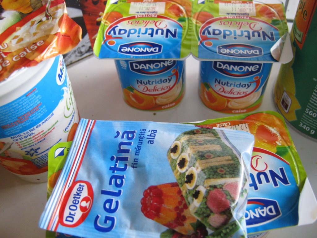 Desert cu iaurt , piersici şi ananas