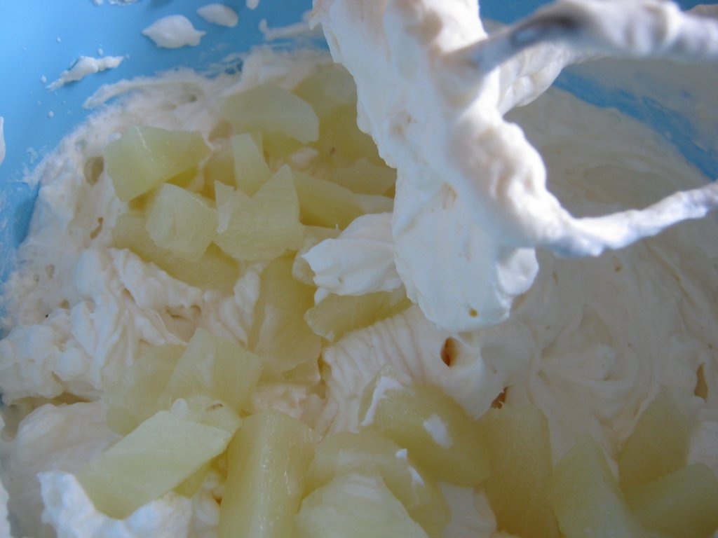 Desert cu iaurt , piersici şi ananas