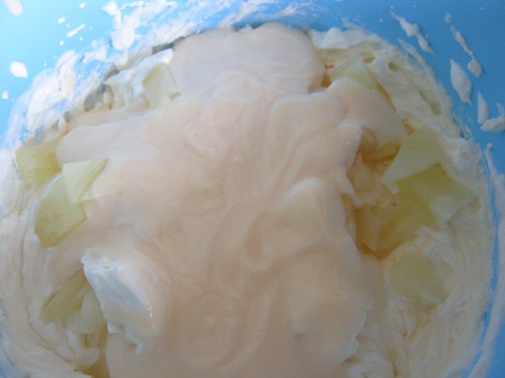 Desert cu iaurt , piersici şi ananas