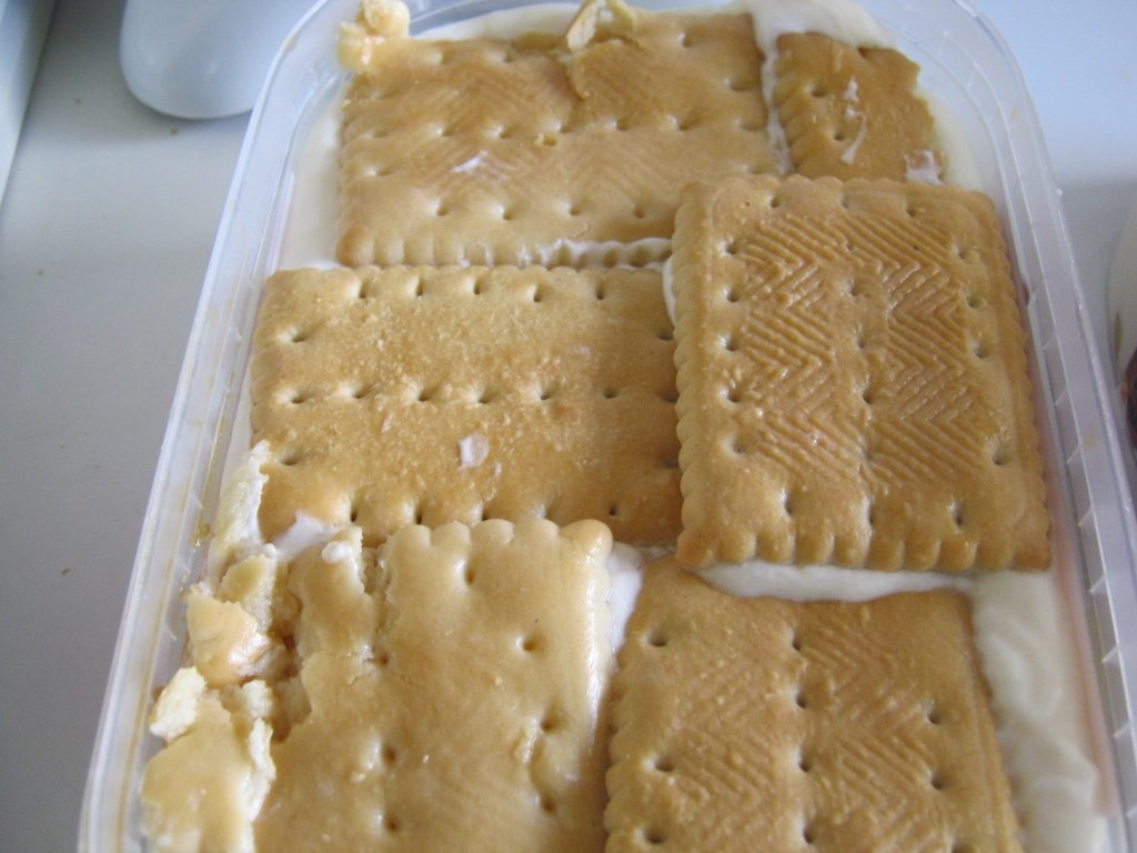 Desert cu iaurt , piersici şi ananas