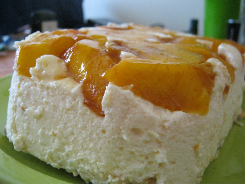 Desert cu iaurt , piersici şi ananas