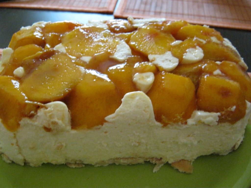 Desert cu iaurt , piersici şi ananas