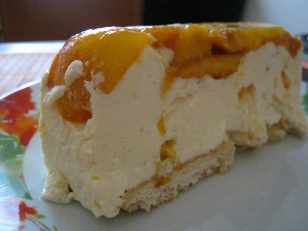 Desert cu iaurt , piersici şi ananas