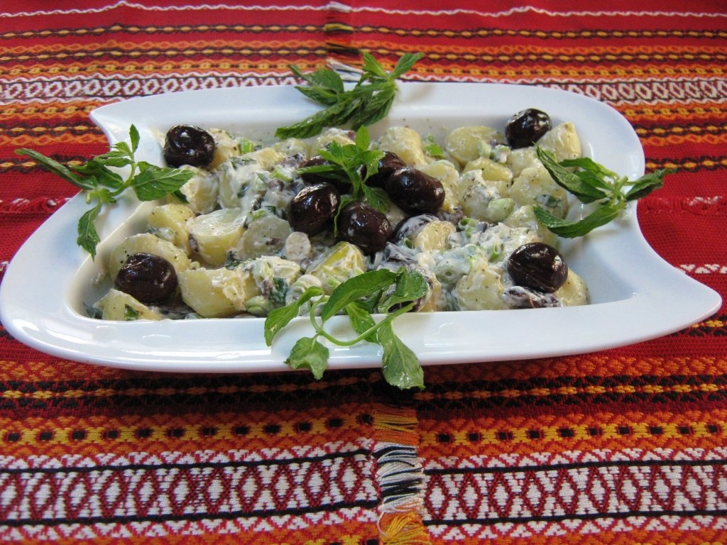 Salata orientala de cartofi noi-specific arabeasca