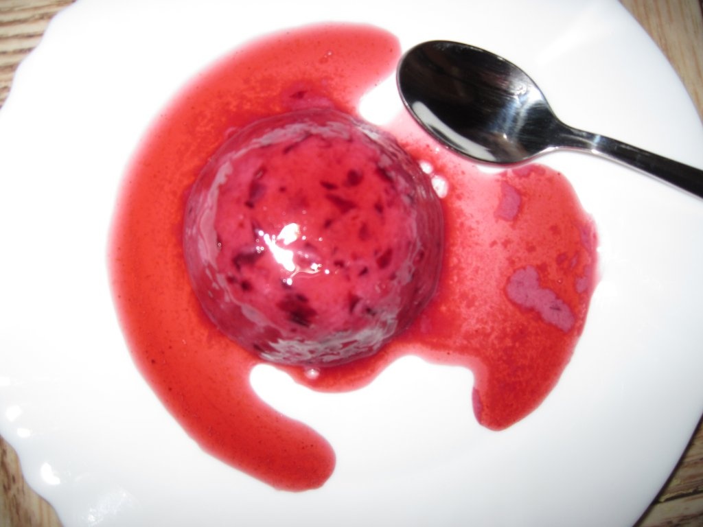 Inghetata de cirese cu toping de cirese