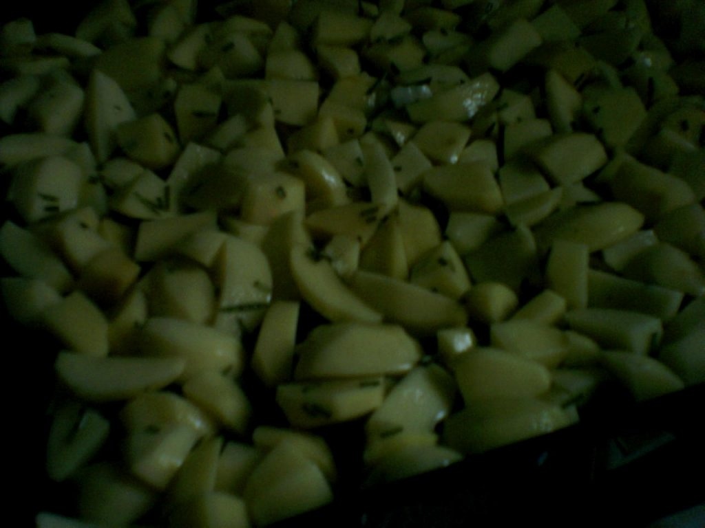 Cartofi rumeniti cu rozmarin,usturoi si piper