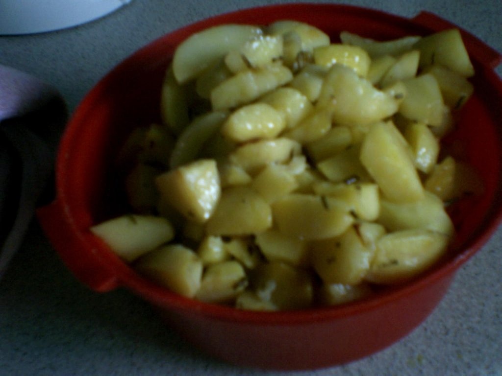 Cartofi rumeniti cu rozmarin,usturoi si piper