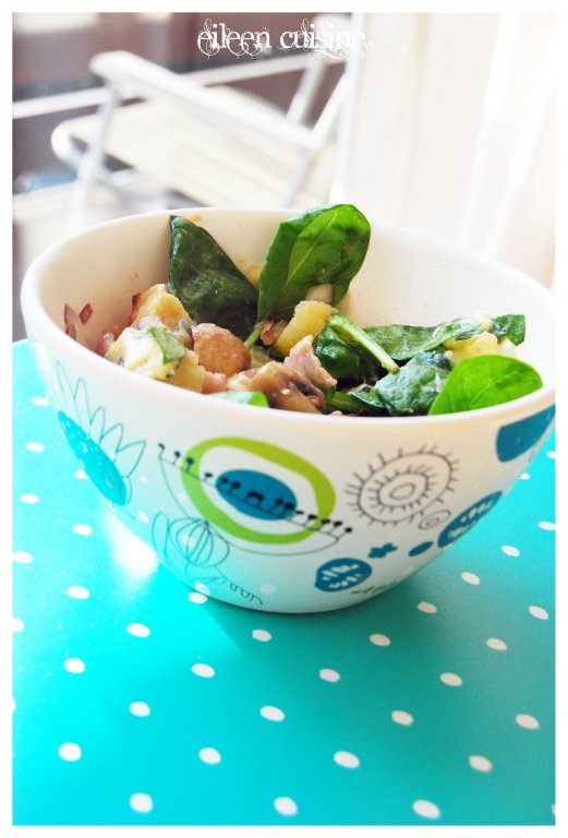 Salata calda de cartofi noi cu baby spanac si sunca