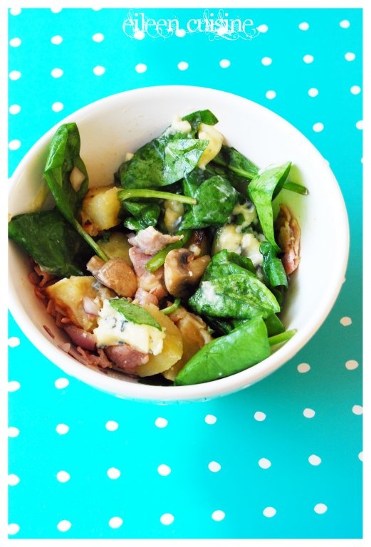 Salata calda de cartofi noi cu baby spanac si sunca