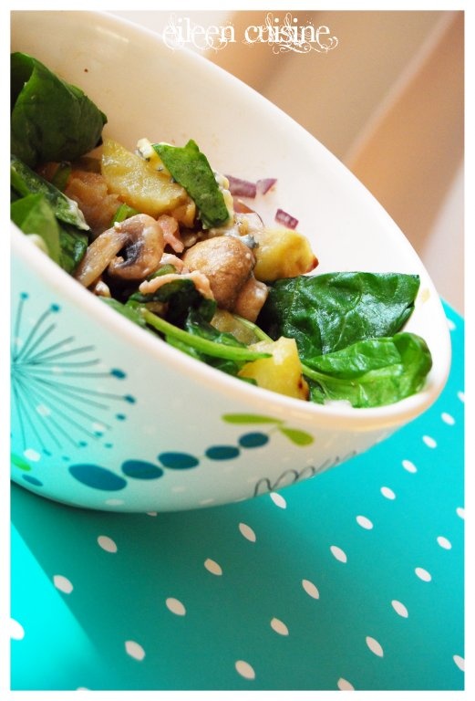 Salata calda de cartofi noi cu baby spanac si sunca