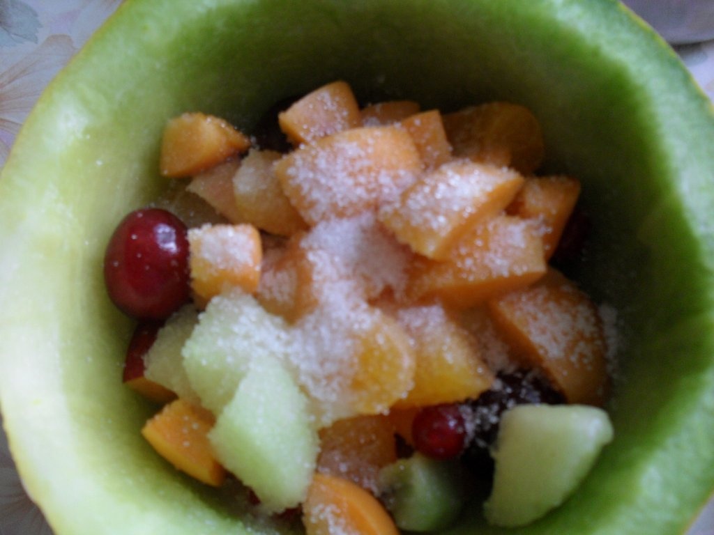 Salata de fructe in cosulet de pepene galben