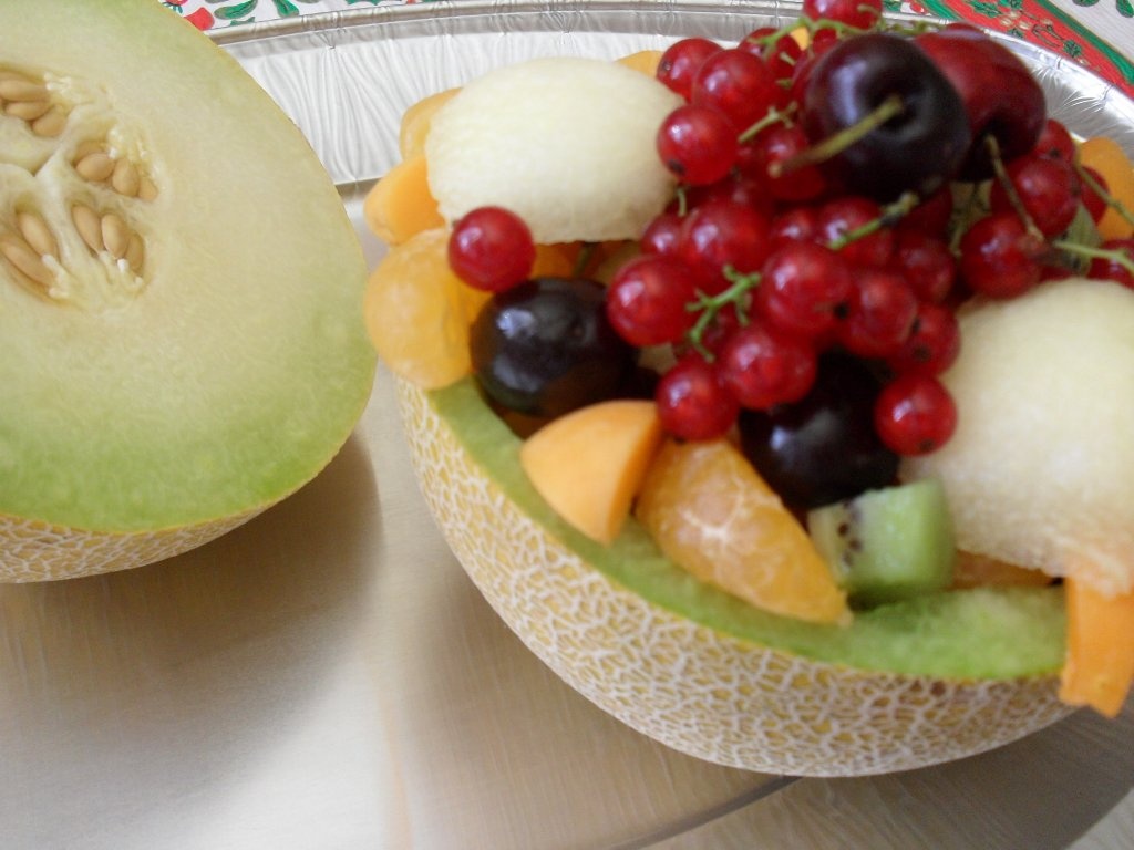 Salata de fructe in cosulet de pepene galben