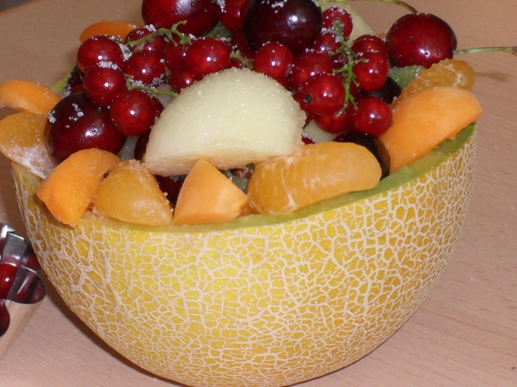 Salata de fructe in cosulet de pepene galben