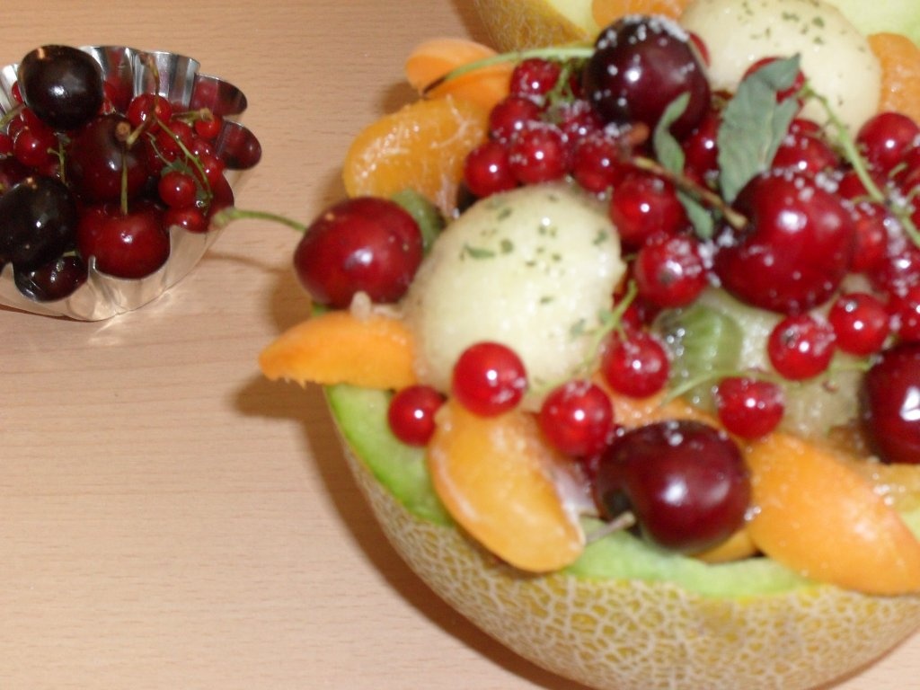 Salata de fructe in cosulet de pepene galben