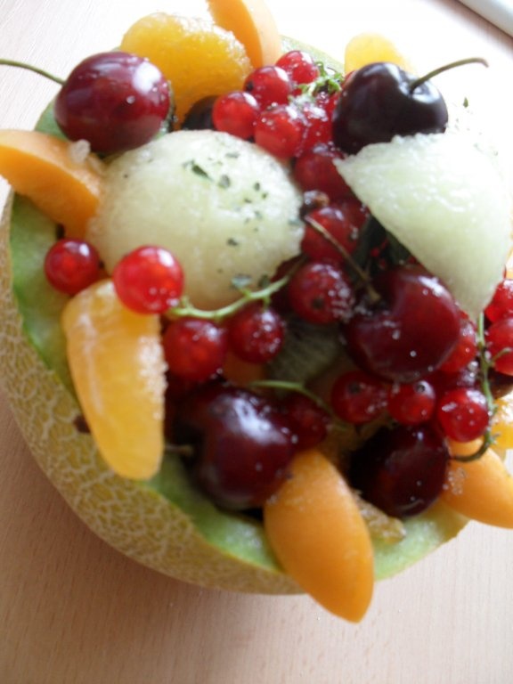 Salata de fructe in cosulet de pepene galben