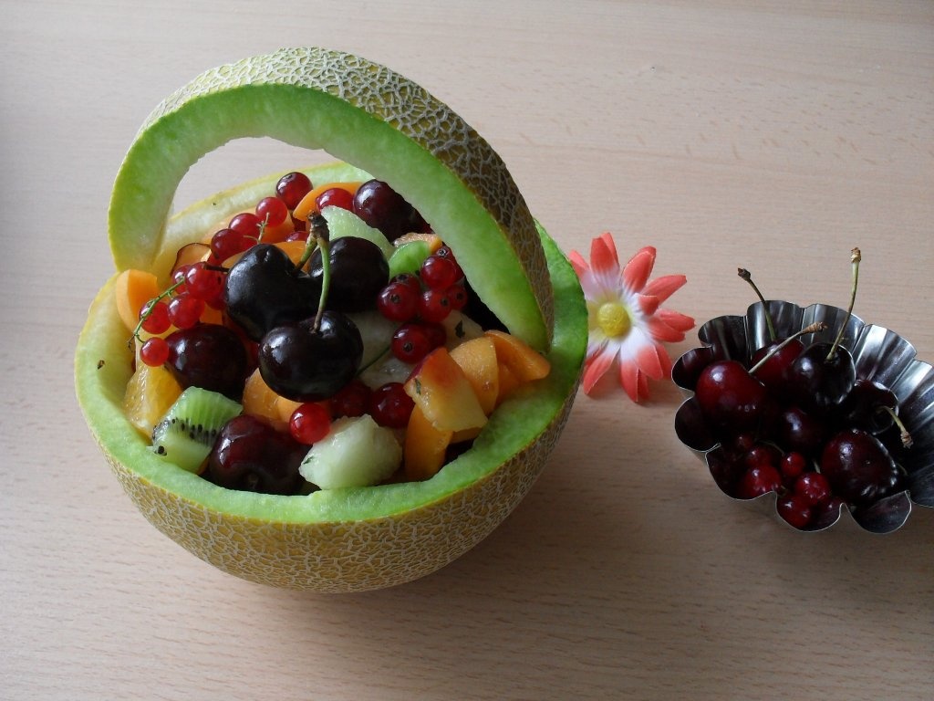 Salata de fructe in cosulet de pepene galben