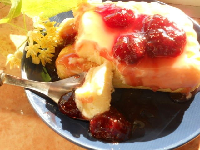 Inghetata de vanilie cu dulceata de capsuni