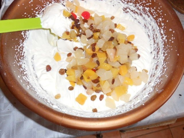 Tort cu crema de vanilie si fructe