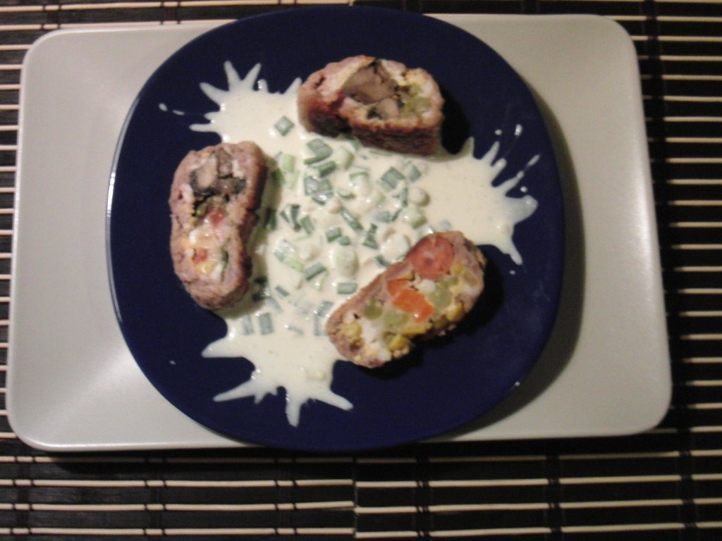 Rulada surpriza cu carne si legume