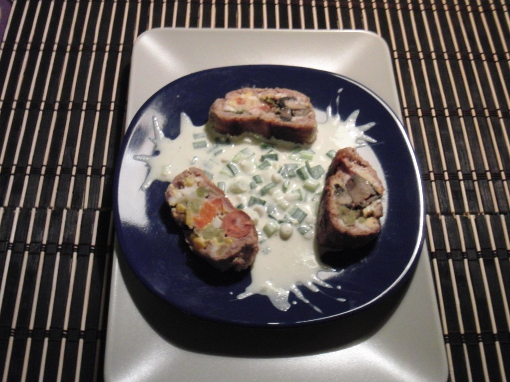 Rulada surpriza cu carne si legume