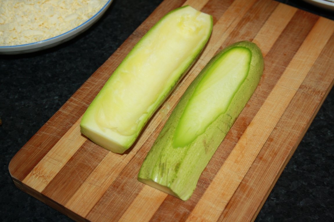 Corabioare de dovlecei umplute cu branza