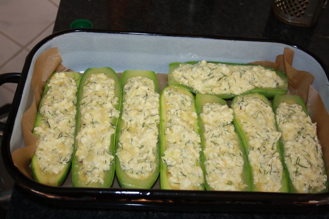 Corabioare de dovlecei umplute cu branza